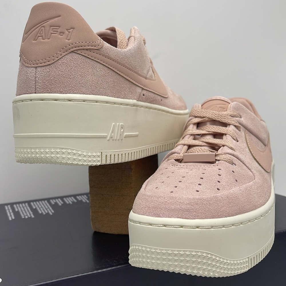 Nike WMNS Air Force 1 Sage Low
Platform Sneakers
Particle Beige/Phant
AR5339-201 - Picture 7 of 16
